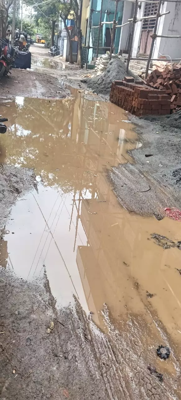 தெருவில் தேங்கும் மழைநீர் தெருவில் தேங்கும் மழைநீர்