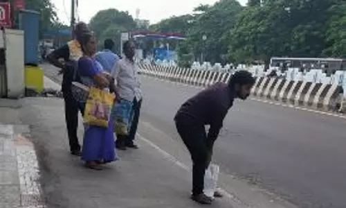 நிழற்குடை அமைக்கப்படுமா? நிழற்குடை அமைக்கப்படுமா?