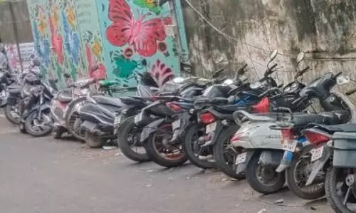 சாலையை ஆக்கிரமிக்கும் வாகனங்கள்