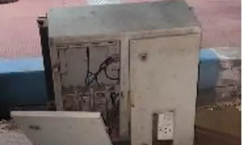 திறந்தநிலையில் மின்பெட்டி திறந்தநிலையில் மின்பெட்டி