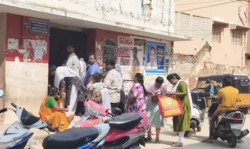 ரேஷன் கடை முன்பு மேற்கூரை அமைக்கப்படுமா? ரேஷன் கடை முன்பு மேற்கூரை அமைக்கப்படுமா?