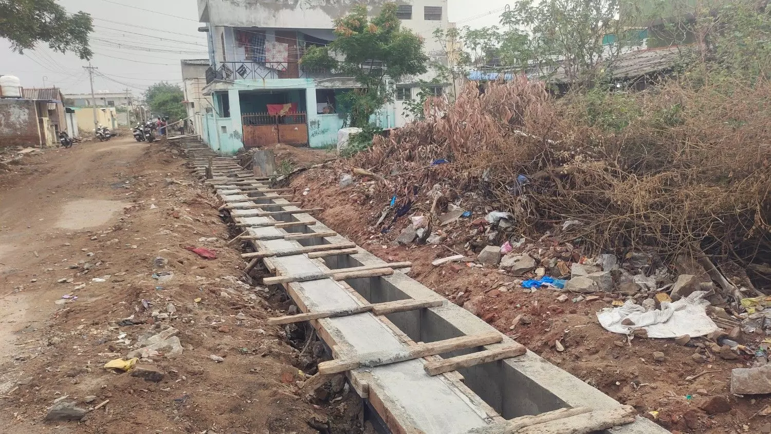 கிடப்பில் போடப்பட்ட கால்வாய் அமைக்கும் பணி கிடப்பில் போடப்பட்ட கால்வாய் அமைக்கும் பணி