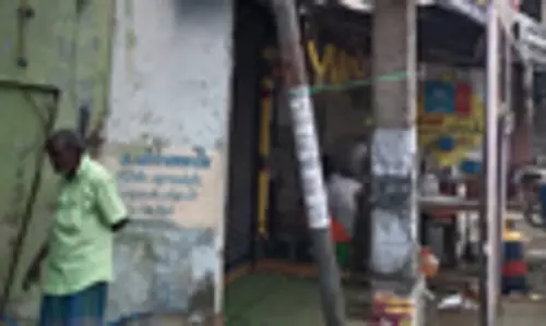 சாய்ந்த நிலையில் கம்பம்