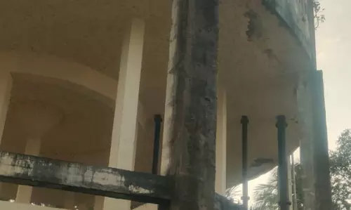 புதர்மண்டி கிடக்கும் மேல்நிலை நீர் தேக்கத்தொட்டி