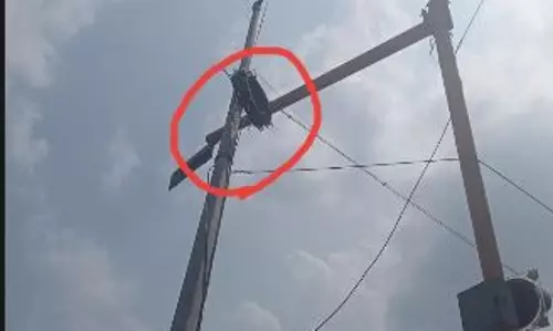 சாய்ந்த மின்விளக்கு கம்பம்