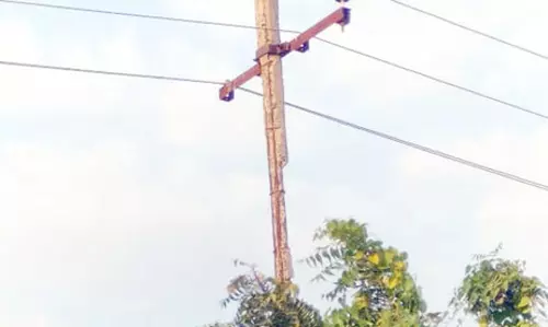 சேதமடைந்துள்ள மின்கம்பம்