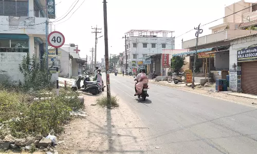 சாலையோர மின்கம்பங்கள் மாற்றியமைக்கப்படுமா?