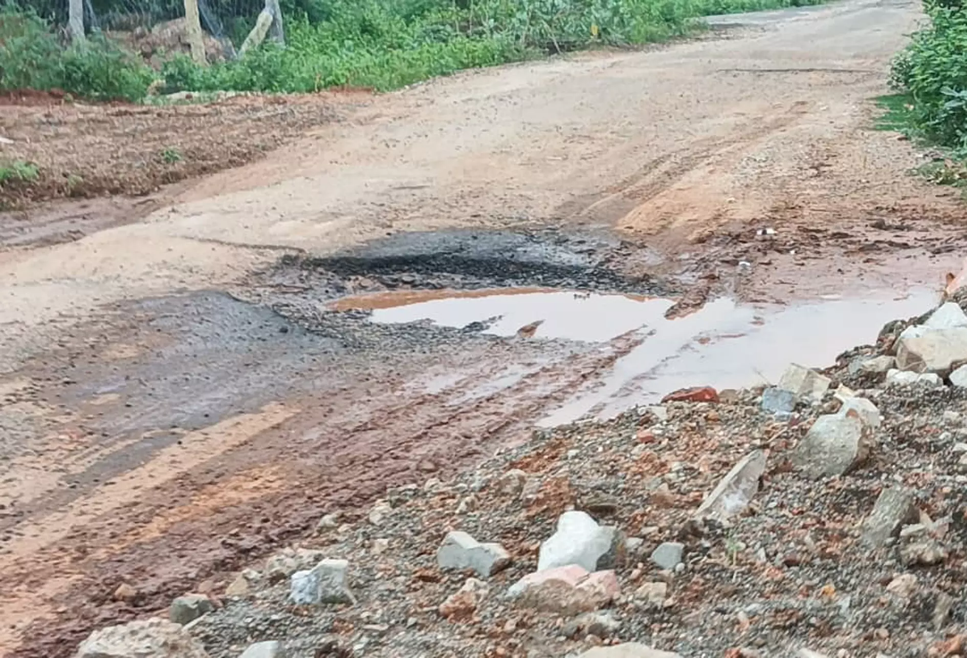 குண்டும் குழியுமான சாலை