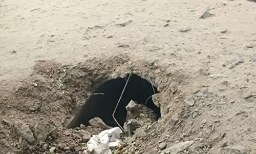 சாலையில் பள்ளம்