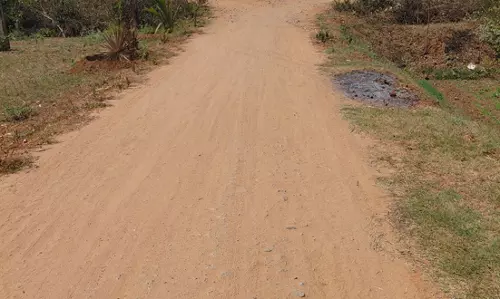 மண் சாலையால் மக்கள் அவதி