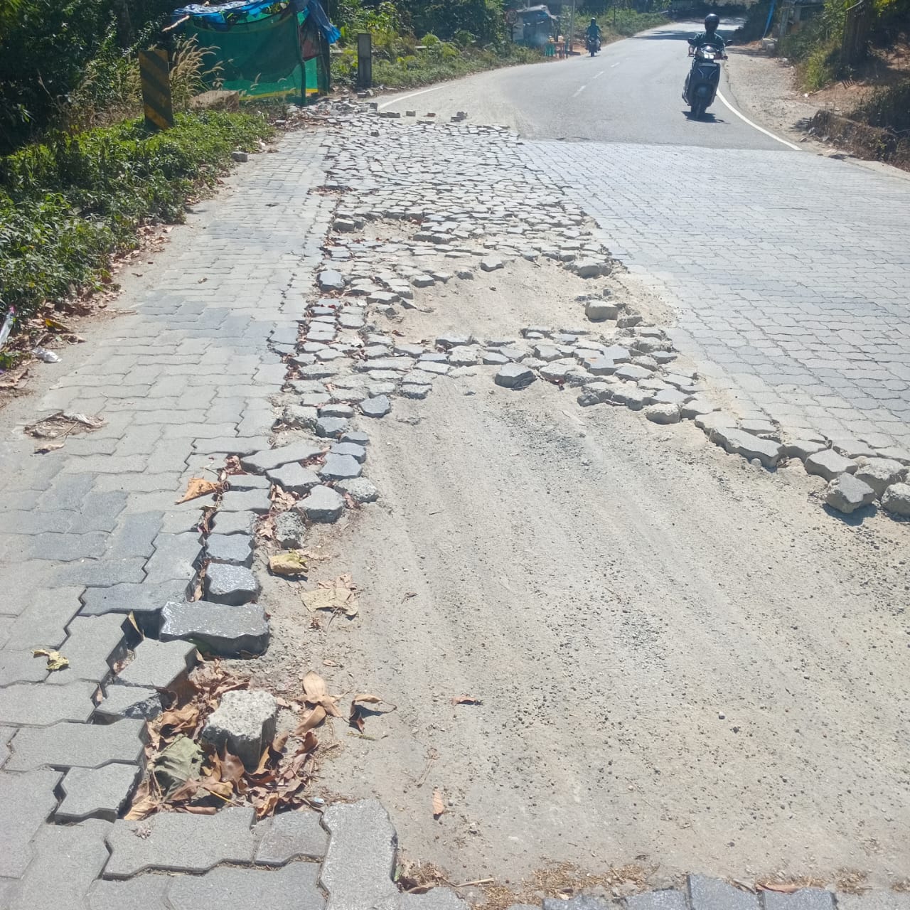 பெயர்ந்து கிடக்கும் சாலை