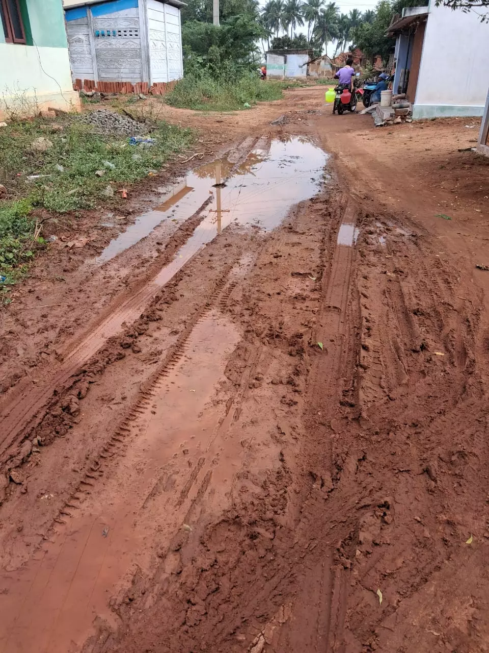 சேறும், சகதியுமான சாலை