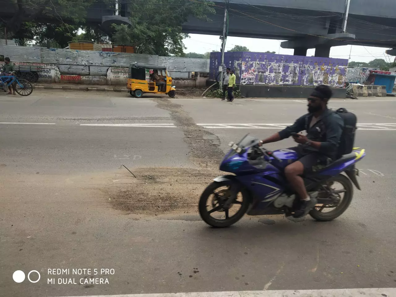 குண்டும், குழியுமான சாலை குண்டும், குழியுமான சாலை