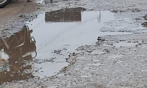 குண்டும் குழியுமான சாலை