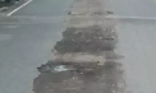 சாலையை சீரமைக்க வேண்டும் சாலையை சீரமைக்க வேண்டும்