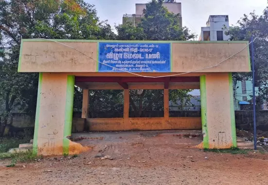 பள்ளி விழா மேடை தரைதளம் சேதம்