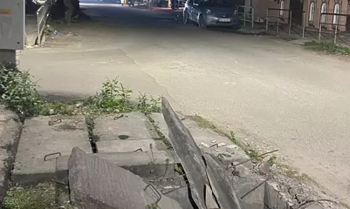 நடுரோட்டில் பள்ளம்