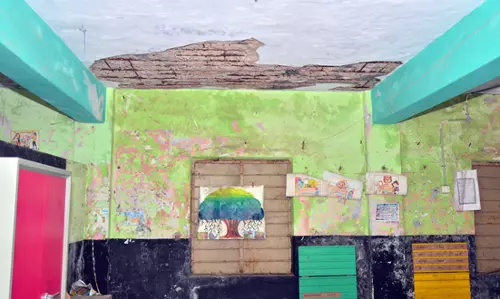 சேதமான பள்ளி மேற்கூரை