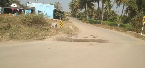 சாலையில் ஆபத்தான பள்ளம்