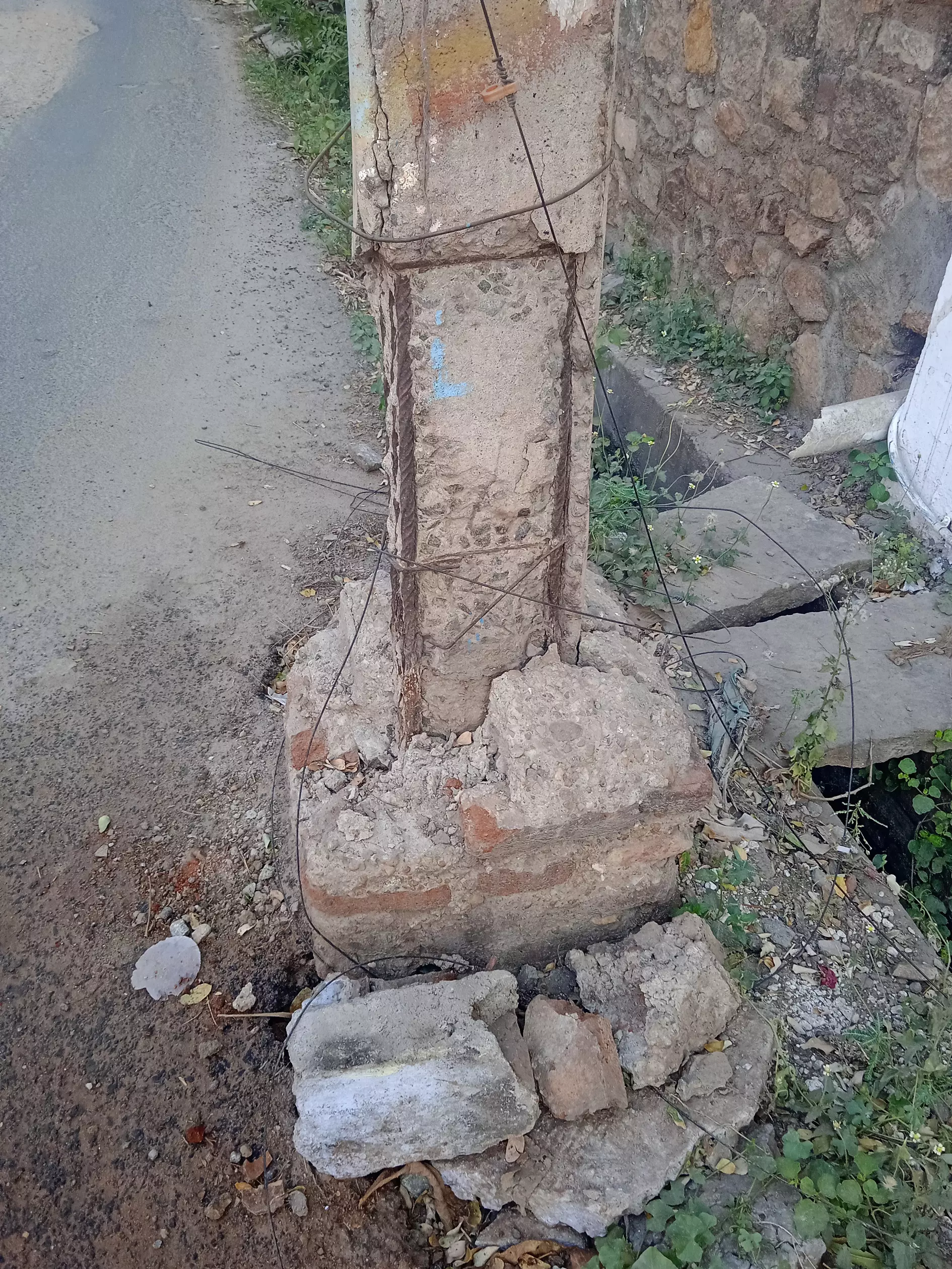 ஆபத்தான மின்கம்பம் ஆபத்தான மின்கம்பம்