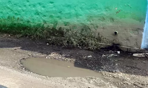 சாலையில் ராட்சத பள்ளம்