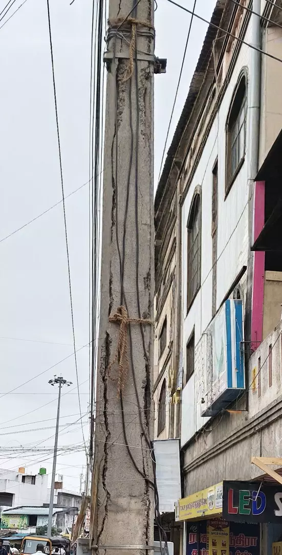 சேதமடைந்த மின் கம்பம் மாற்றப்படுமா?