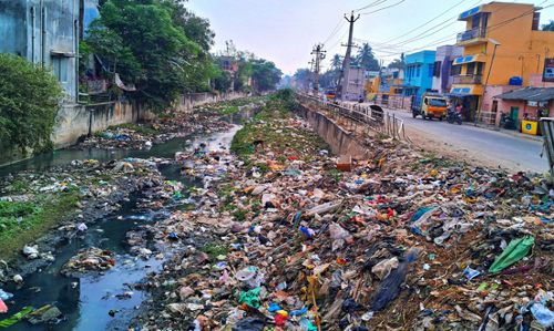 கால்வாயில் குவியும் குப்பைகள்