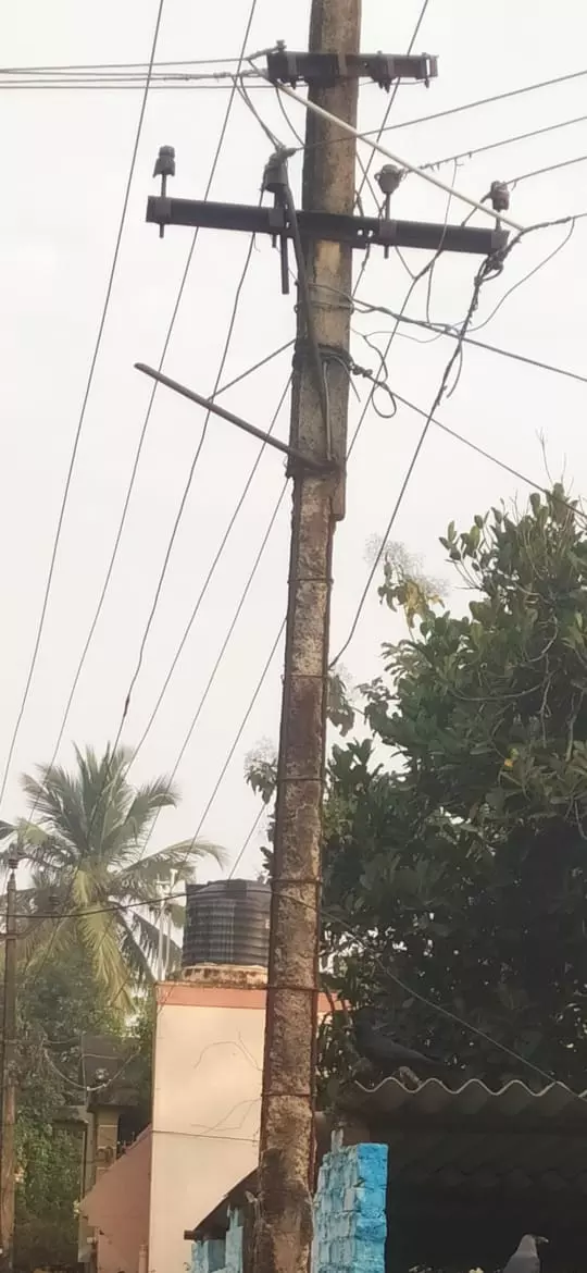 எலும்புக்கூடான மின்கம்பம் எலும்புக்கூடான மின்கம்பம்