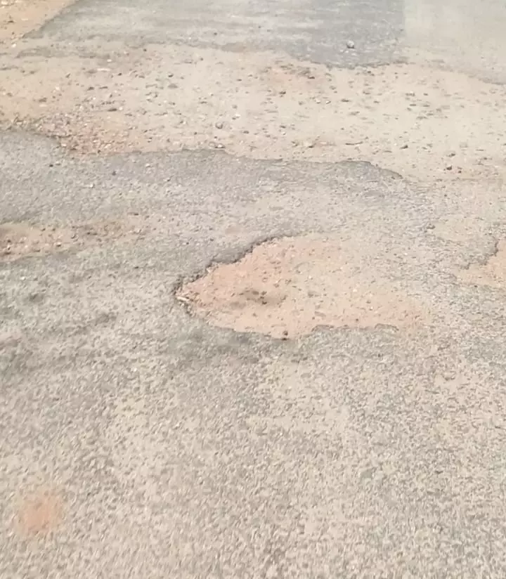 குண்டும், குழியுமான சாலை குண்டும், குழியுமான சாலை