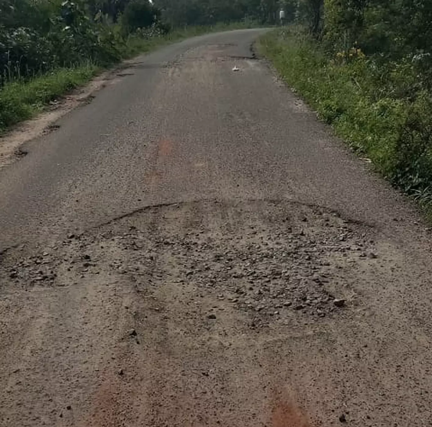 குண்டும் குழியுமான சாலை குண்டும் குழியுமான சாலை