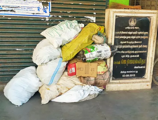 பஸ் நிலையத்தில் குப்பைகளை வைக்கும் அவலம் பஸ் நிலையத்தில் குப்பைகளை வைக்கும் அவலம்