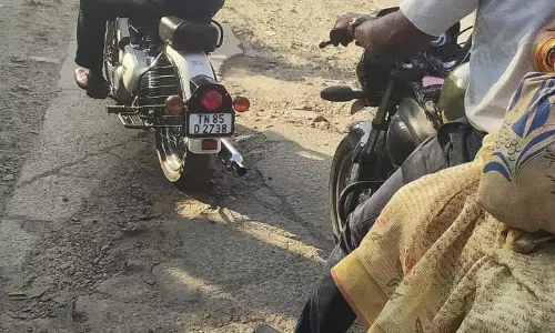 பல்லாங்குழி சாலை