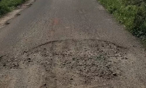 குண்டும் குழியுமான சாலை