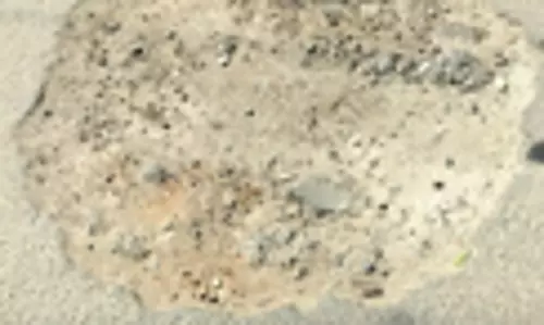 சேதமடைந்த சாலை