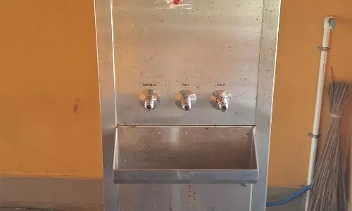 செயல்படாத சுத்திகரிக்கப்பட்ட குடிநீர் எந்திரம்