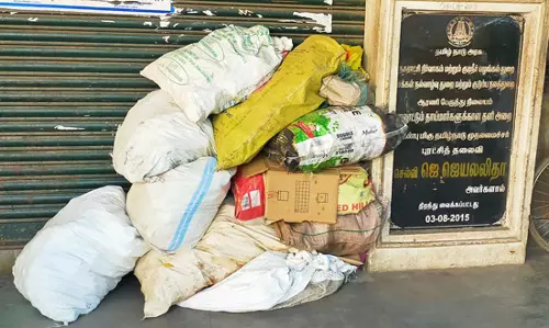 பஸ் நிலையத்தில் குப்பைகளை வைக்கும் அவலம்