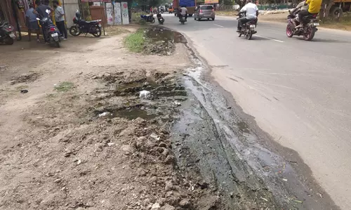 சாலையில் வெளியேற்றப்படும் கழிவுநீர் சாலையில் வெளியேற்றப்படும் கழிவுநீர்