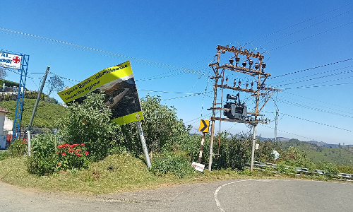 சரிந்து கிடக்கும் எச்சரிக்கை பலகை சரிந்து கிடக்கும் எச்சரிக்கை பலகை