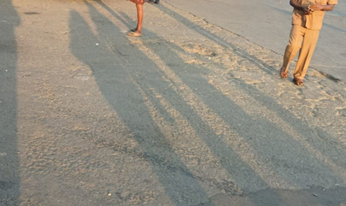 பஸ் நிலையத்தில் பள்ளங்கள்