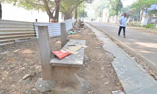 உடைந்து கிடக்கும் இருக்கைகள்