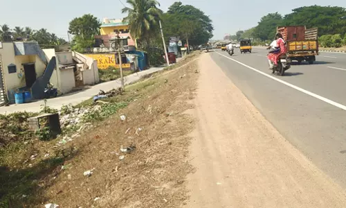 சாலையோரம் இரும்பு தடுப்பு அமைப்பார்களா?