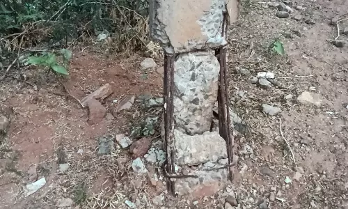 ஆபத்தான மின்கம்பம் ஆபத்தான மின்கம்பம்