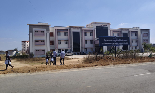 கல்லூரிக்கு சுற்றுச்சுவர் கட்ட வேண்டும்