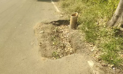 சாலையோர பள்ளம் சரிசெய்யப்படுமா?