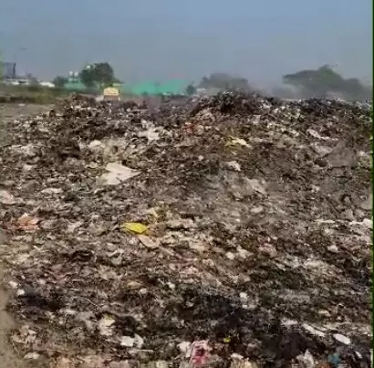 குப்பைக்கூடமாக மாறும் கால்வாய் குப்பைக்கூடமாக மாறும் கால்வாய்