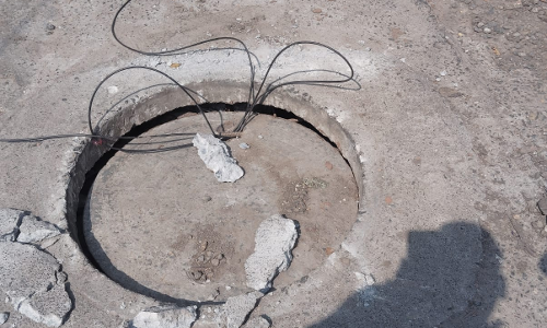 கழிவுநீர் கால்வாய் மூடி சீரமைக்கப்படுமா? கழிவுநீர் கால்வாய் மூடி சீரமைக்கப்படுமா?