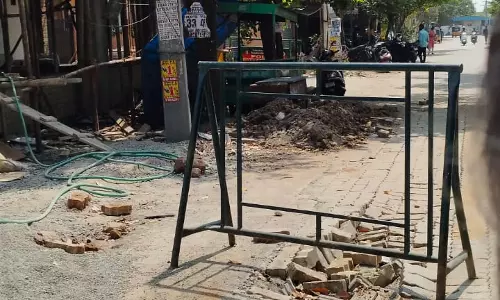 சிரமம் அடையும் பாதசாரிகள் சிரமம் அடையும் பாதசாரிகள்