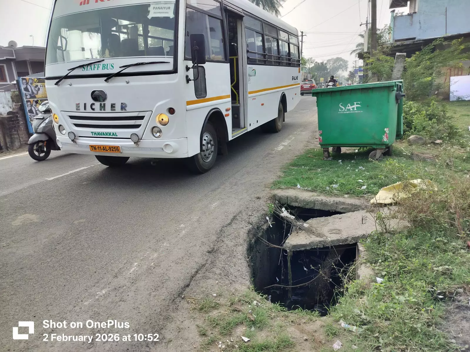 ஆபத்தான நிலையில் உள்ள மழைநீர் கால்வாய் ஆபத்தான நிலையில் உள்ள மழைநீர் கால்வாய்