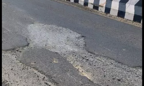 குண்டும், குழியுமான சாலை