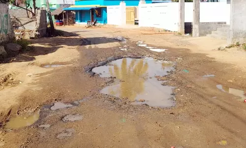 குண்டும் குழியுமான சாலை